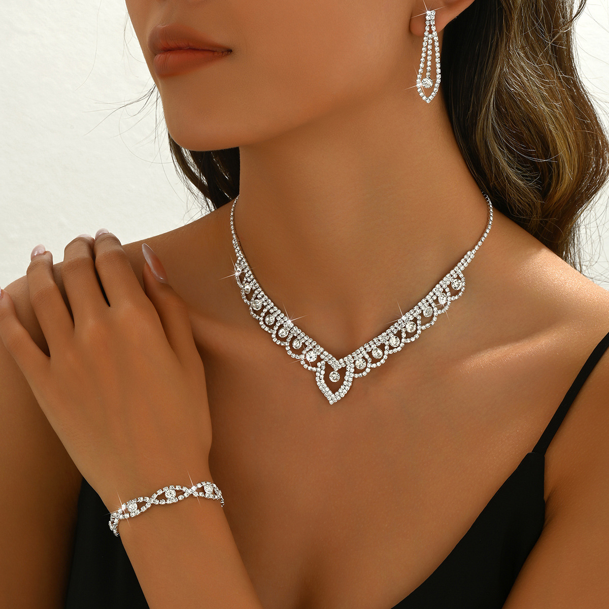 New hot-selling set featuring lace, circular designs, rhinestones: a silver necklace, earrings, bracelet, ring, perfect for weddings and photography