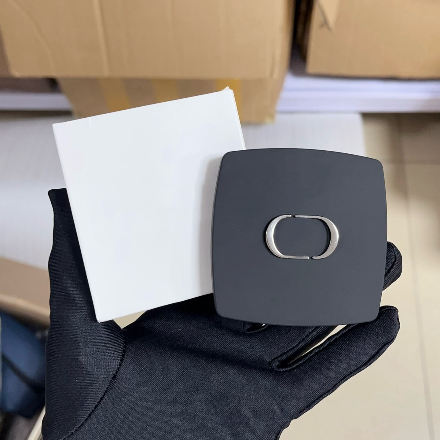 Top Quality Vvic Gift Luxury Square Pocket Compact Mirror Matte Black Shell Emblem Designer Double Sided Folding Cosmetic Mirror Portable Travel Bea