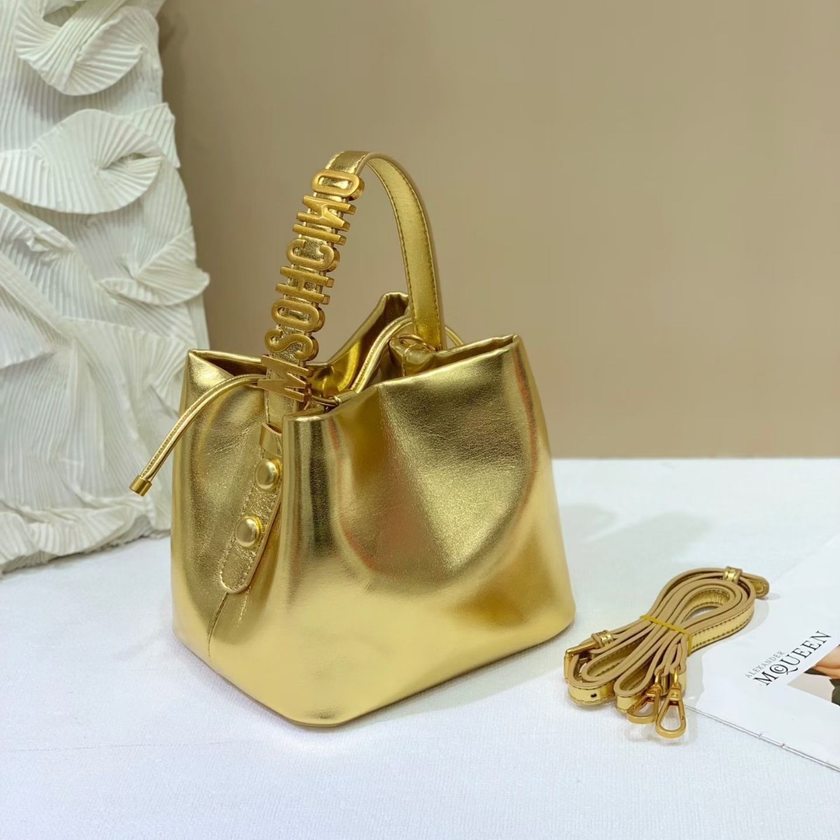 Cross-border Trend gold Letter Print Bucket Bag for Women 2026 New Model Light Luxury Drawstring Closure with Ample Capacity swissmilitary