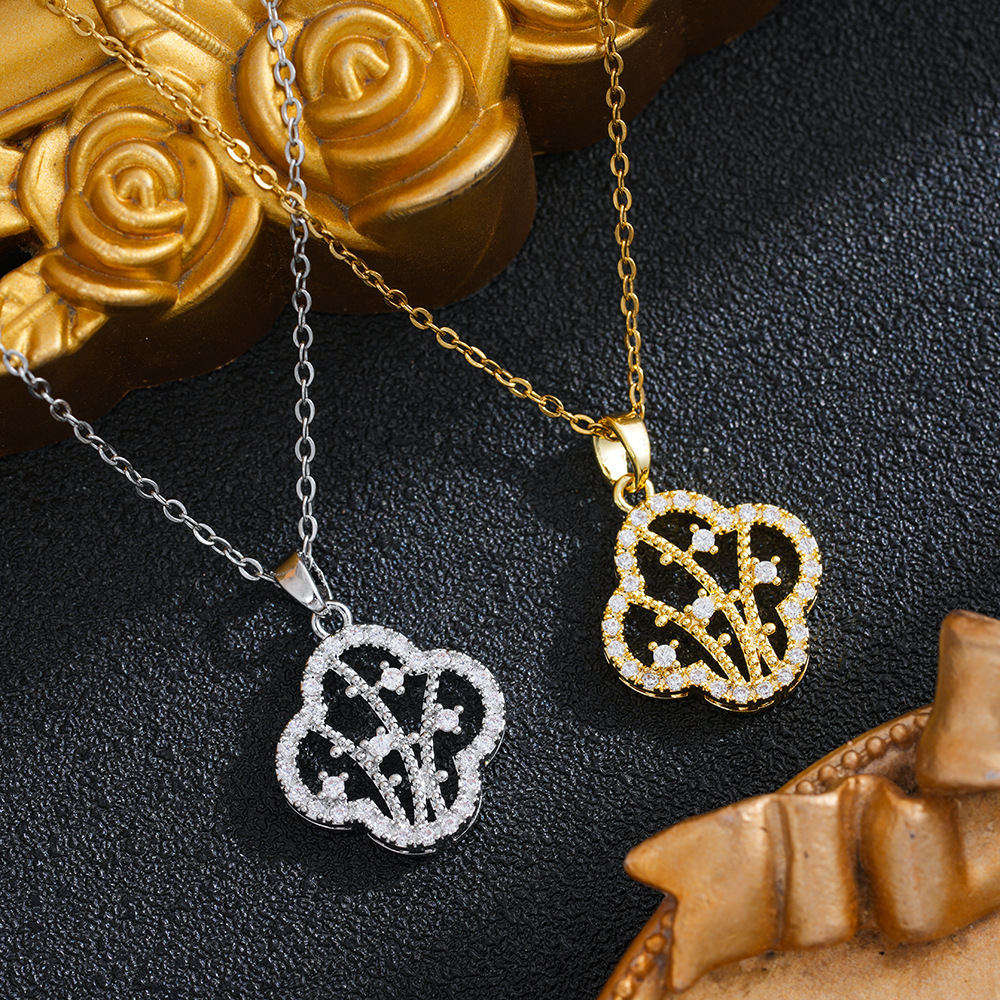 Small, delicate, luxurious four-leaf clover necklace with full diamond embellishments, a trendy and popular clavicle chain accessory for women