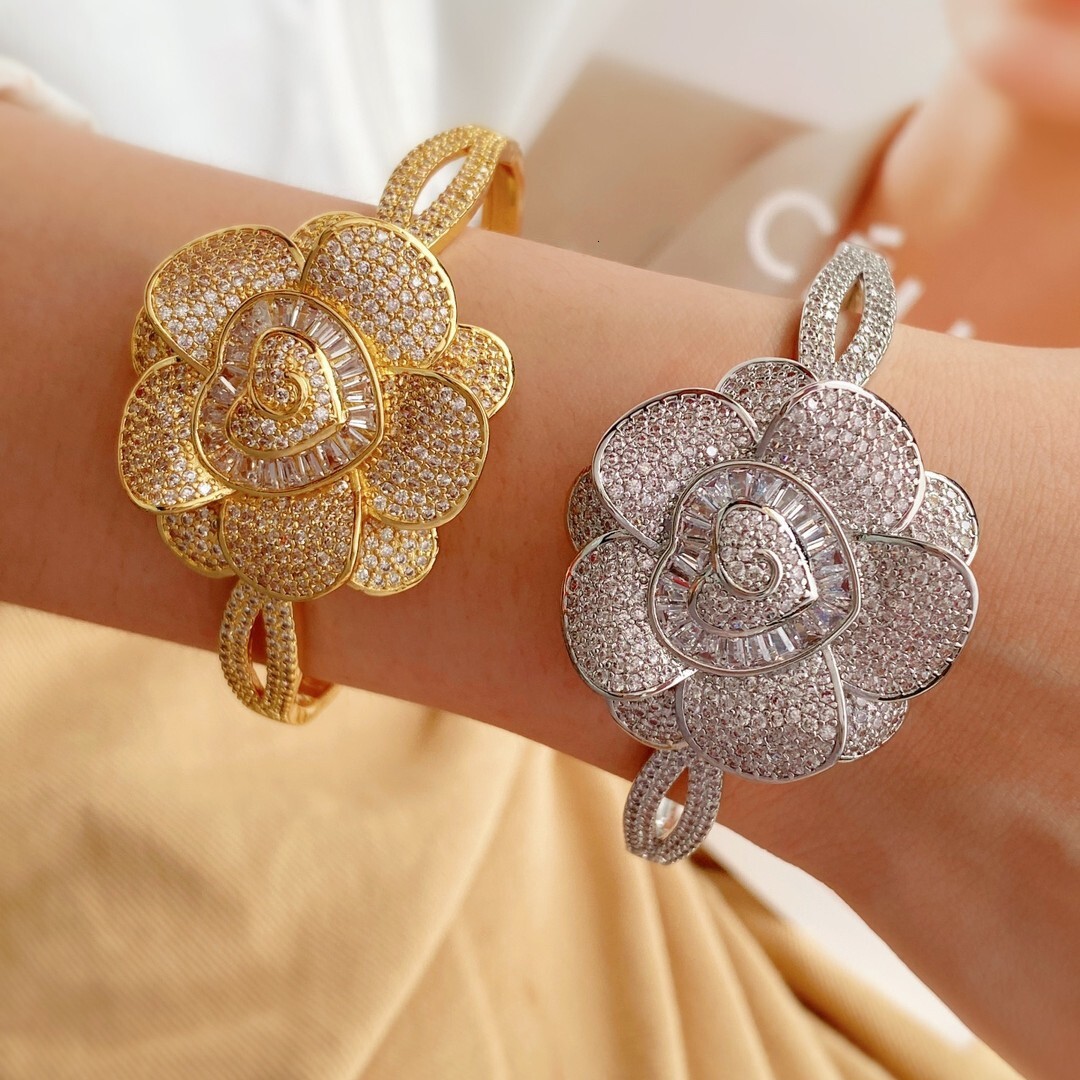 Luxurious Designer European-style Fashion Creative Rose Flower Ring And Bracelet Set With Full Gemstone Inlay Jewelry - A Light Luxury Collection
