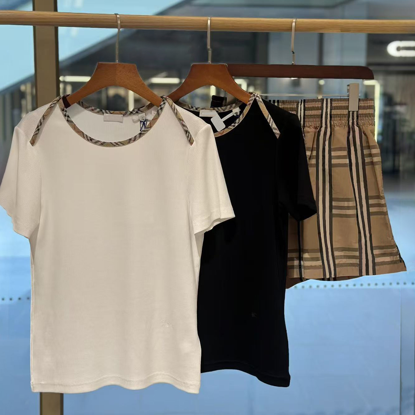 Hoge kwaliteit damestop van het designermerk met klassieke geruite decoratie, slim fit, katoenen gebreid dames-T-shirt met borduursel, modieus en ve