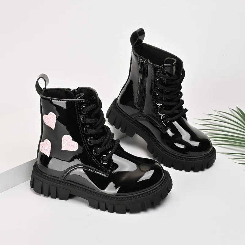 Girls Short Boots Boots Sweet Love Heart Kids Princess Boots Black Glossy Versatile 2025 Autumn New Children Leather Boots Side ZipperT260919