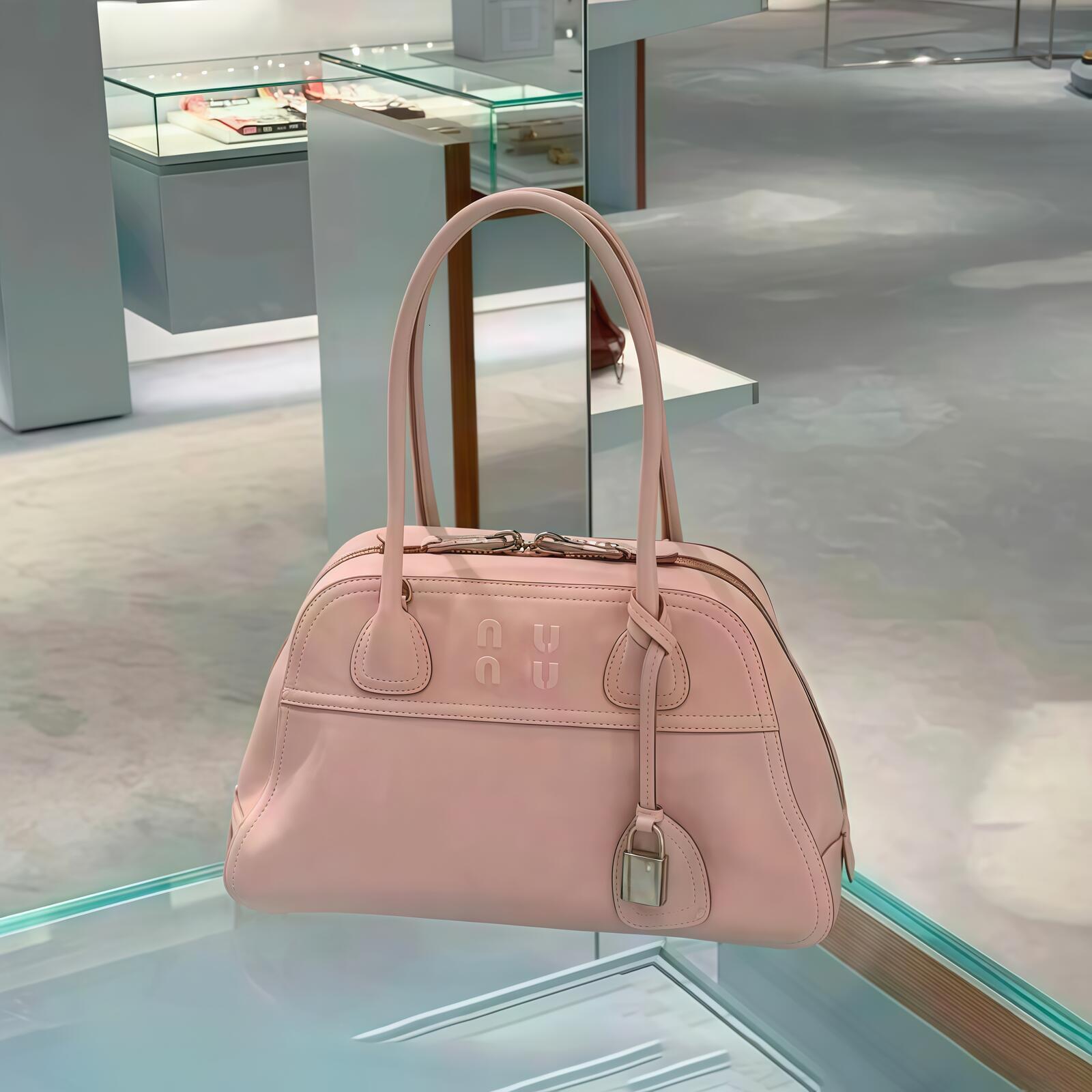 2026ss New Designer 1 1 Genuine Leather Vintage Boston Bags Luxury Fashion versatile handbag Womens Shopping Large capacity Tote bag lock charm retr