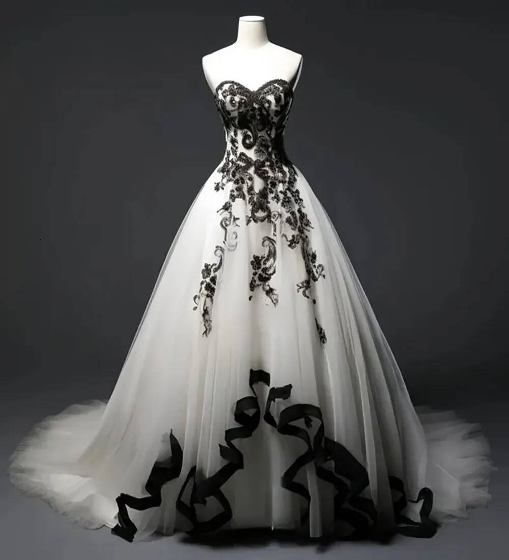 A Line Wedding Dresses Lace Appliques Black And White Ivory Vintage Bridal Gowns Sweetheart Sleeveless Long Tulle