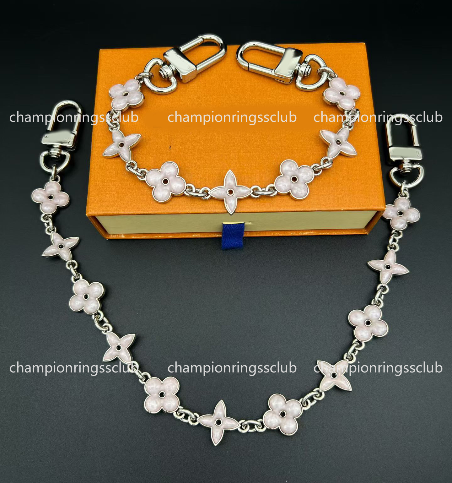 Designer Keychains Lanyards Luxury Clover Flower Bag Charm 18K Gold Silver Plated Purse Car Keyring For Women Men Designer Jewelry Bag Accessory Cou