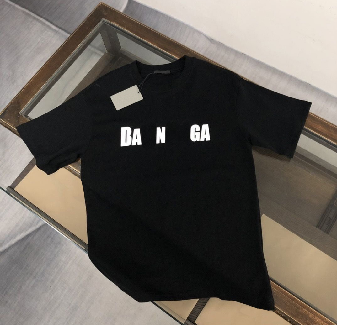 Parisian designers offer men luxurious and breathable short-sleeved T-shirts, and design fashionable and comfortable round-neck casual T-shirts for