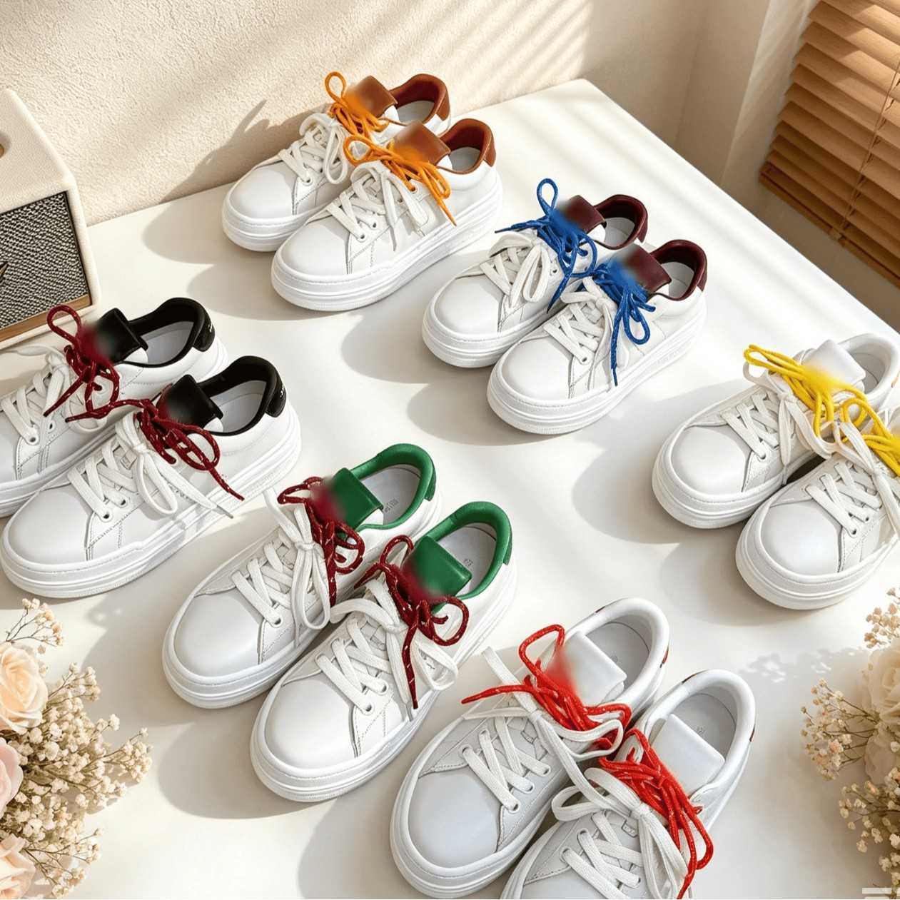 Chaussures décontractées Chaussures blanches en cuir de vache de style français, lacets colorés à bout rond et baskets décontractées polyvalentes