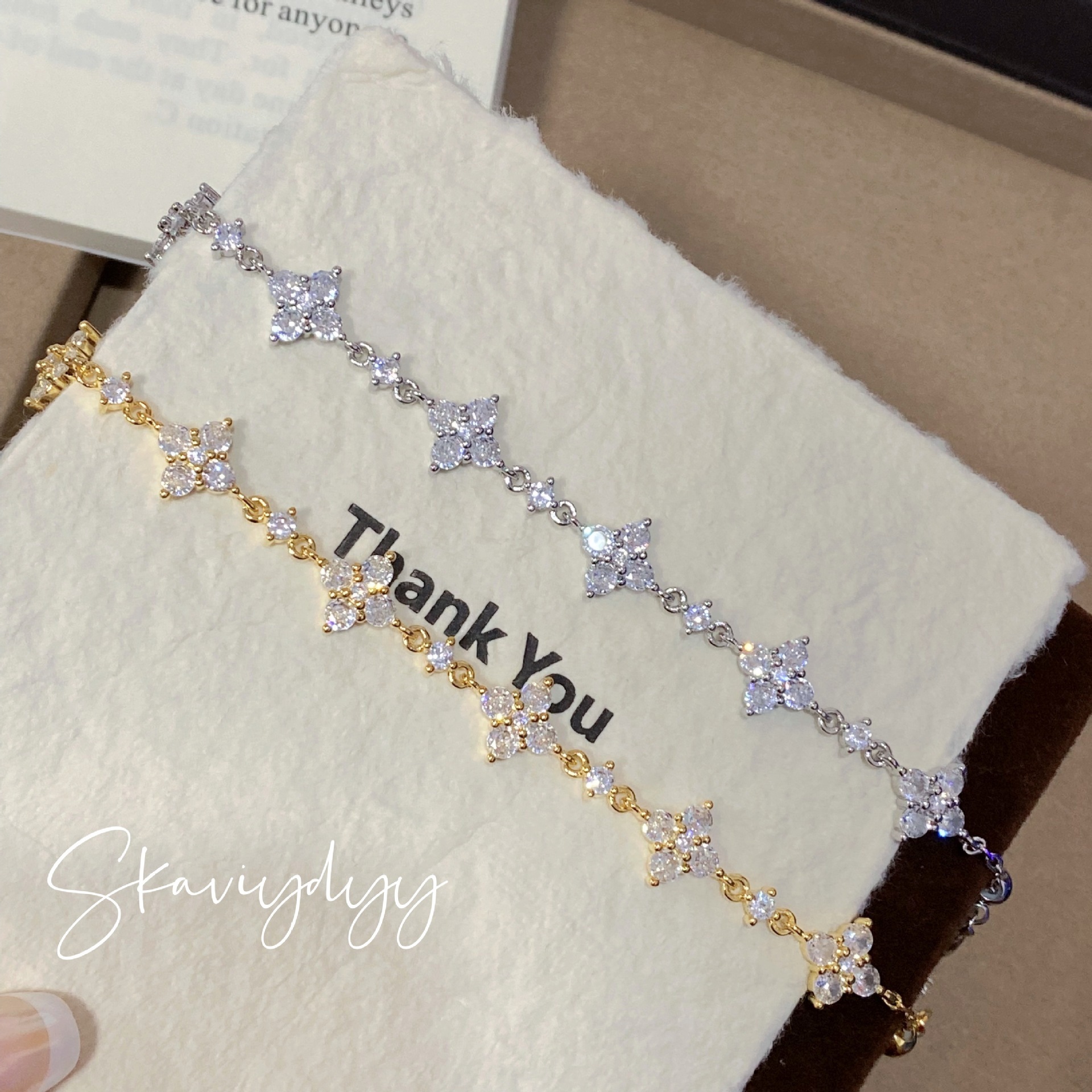 Light Luxury INS Style Sparkling 8-Flower Four-Leaf Clover Pull Women Fashionable High-End Design Elegant Bracelet Gift For Girlfriend