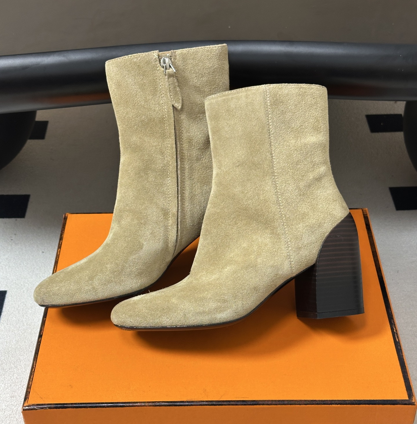 Designer Womens Dress Shoes Luxury Black Mid Calf Zipper Matte Leather Boots Chunky Heel Pointed Toe Fashion Sexy Woman Shoes