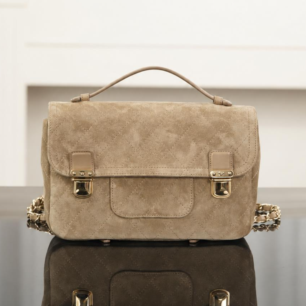 Zaino in pelle scamosciata Patta trapuntata Doppia fibbia Manico superiore Tracolla a catena Ispirata al vintage per gli spostamenti quotidiani Bors