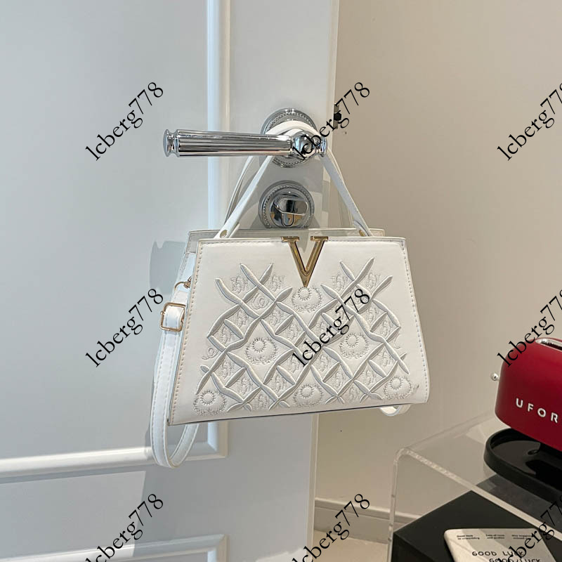 designer New trendy embroidered versatile quilted crossbody Z2 bag high end fashion women s bag for cross border sales
