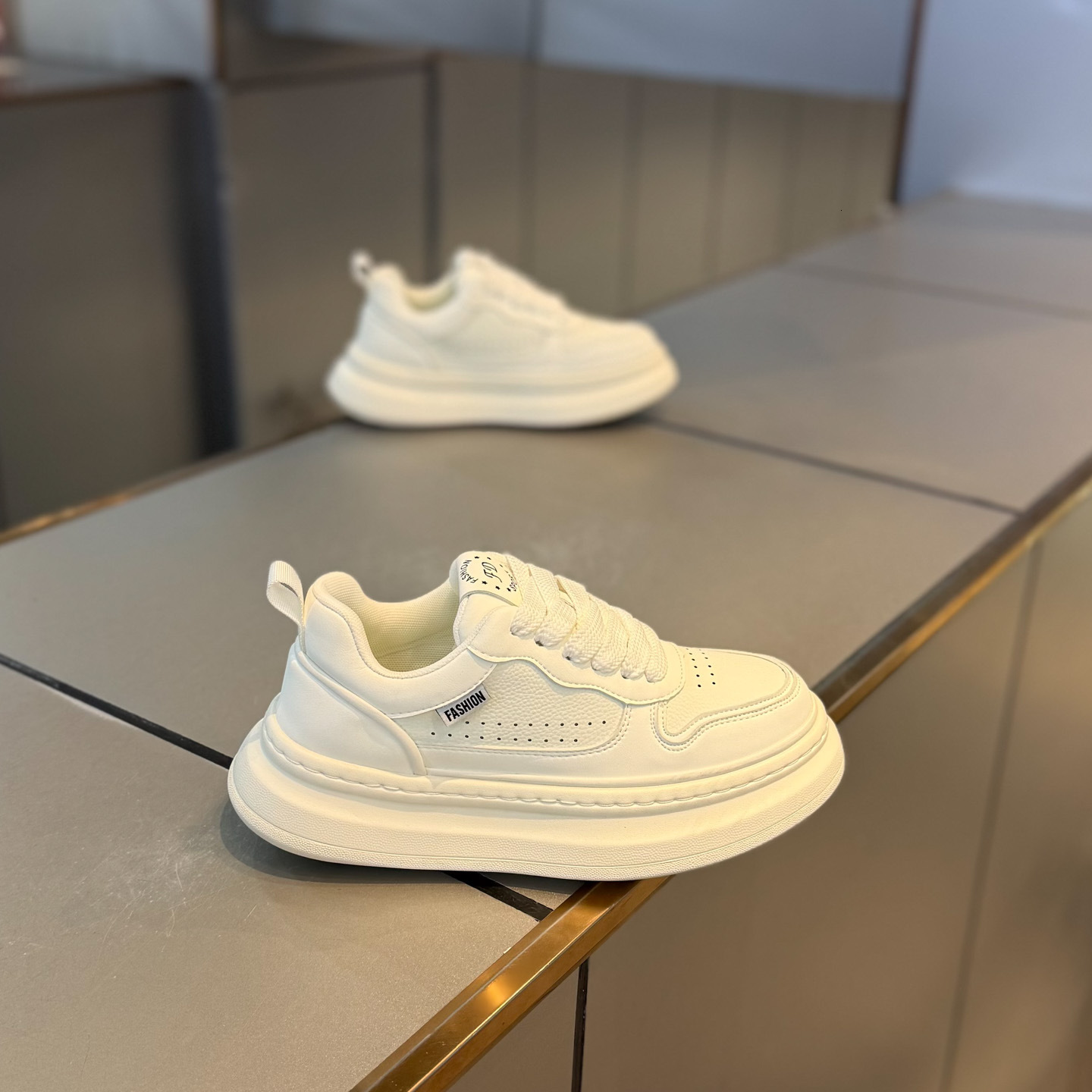 2025 new autumn men's trendy leather casual white shoes, lightweight with soft Casual shoes soles, high-end Designer shoes feel