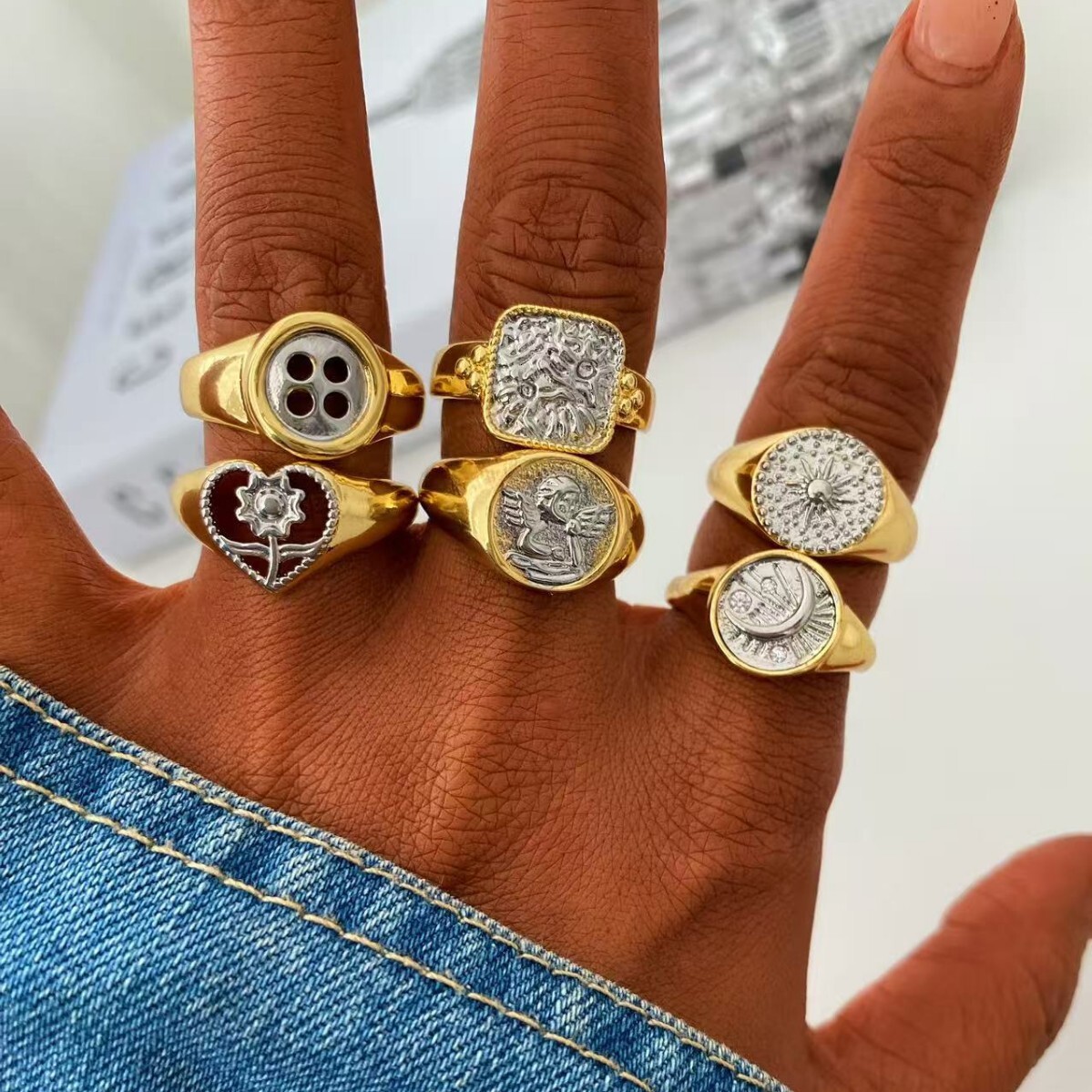 Luxurious Designer European-style Two-color Copper-plated 18K Gold Ring With Vintage Relief Design, Featuring A Heart-shaped Sun And Moon Motif.