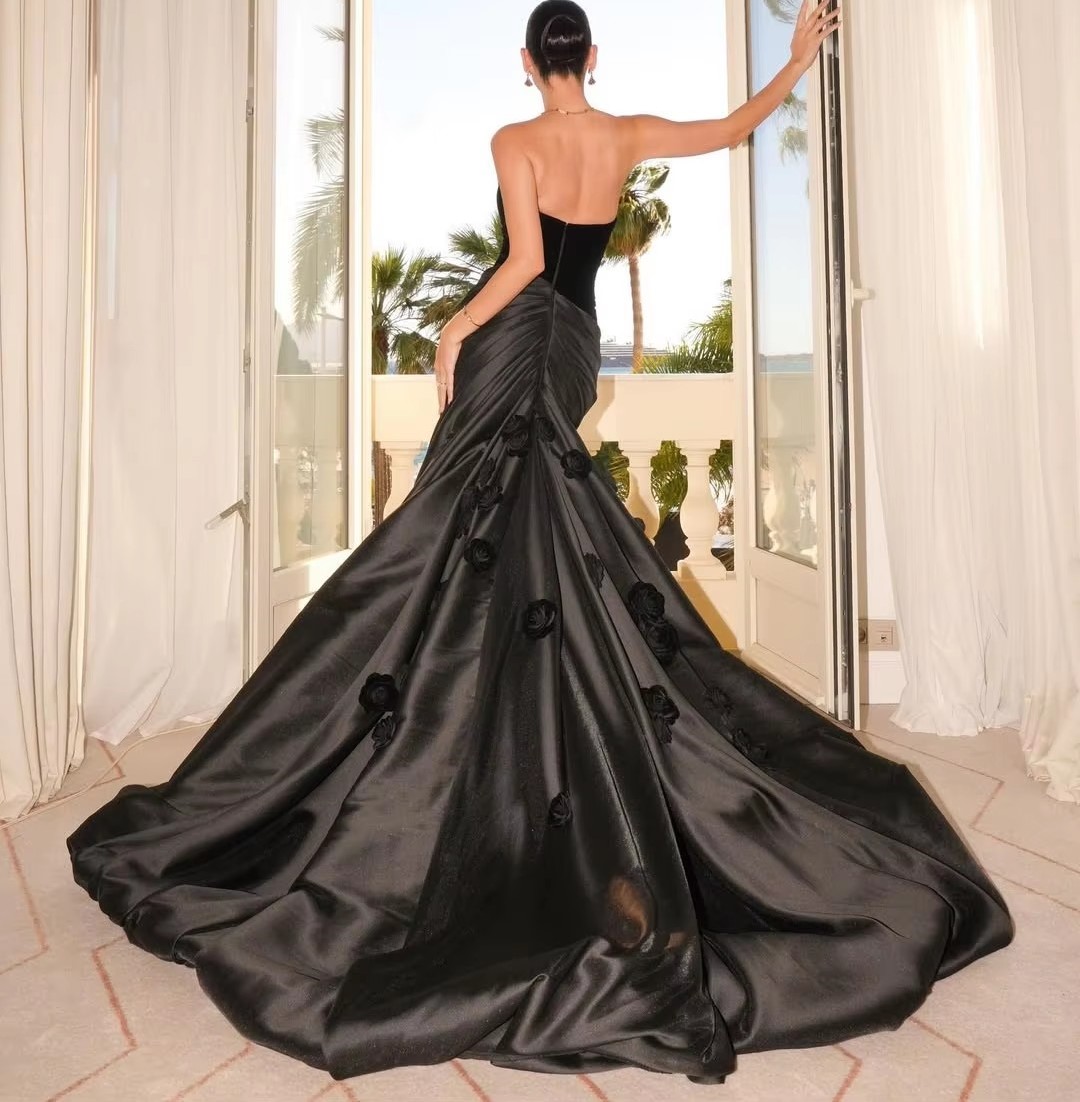 Elegant Black Satin Evening Formal Dresses Strapless Sleeveless 3D Flowers Pleats Mermaid Prom Pageant Party Gowns Celebrity Birthday Vestidos De Fe