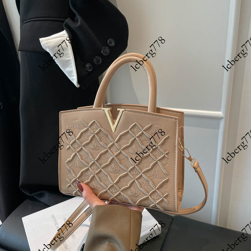 designer New trendy embroidered versatile quilted crossbody bag high end fashion women s bag for cross border sales