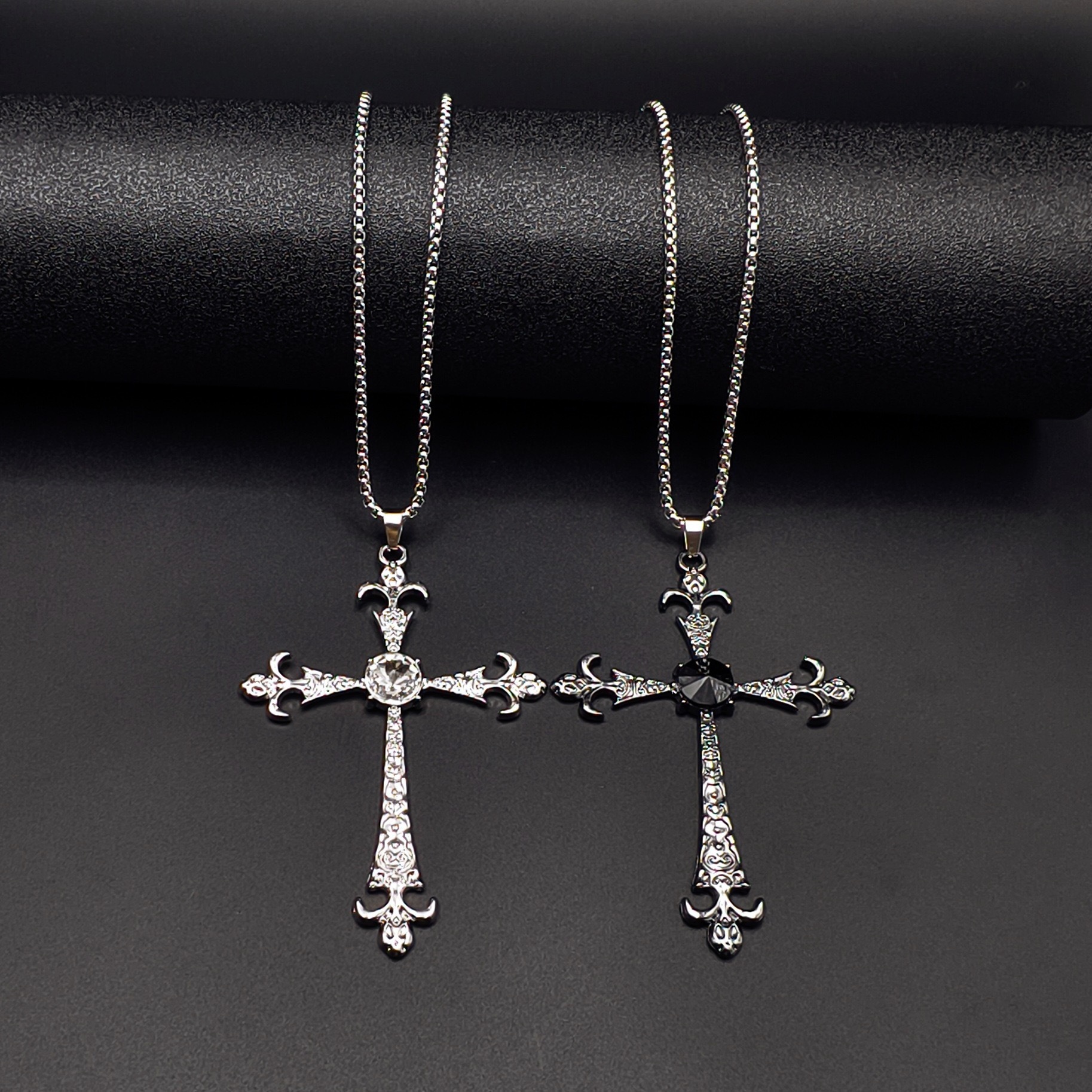 Collana con croce scintillante bianca nera per donna, catena di maglioni felpati autunnali e invernali, accessorio lungo di fascia alta versatile di
