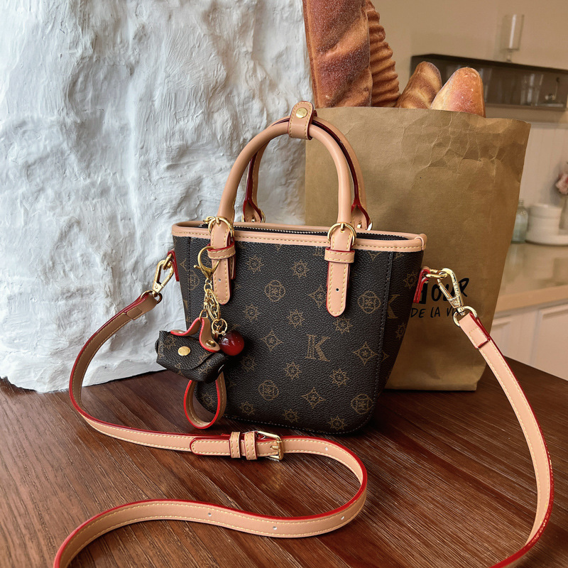 Luxury Brand Designer High-end Bag For Women, 2026 New Model, Bucket Bag, Retro Tote Bag, Shoulder Bag, Fashionable And Versatile For Daily Wear, Cr