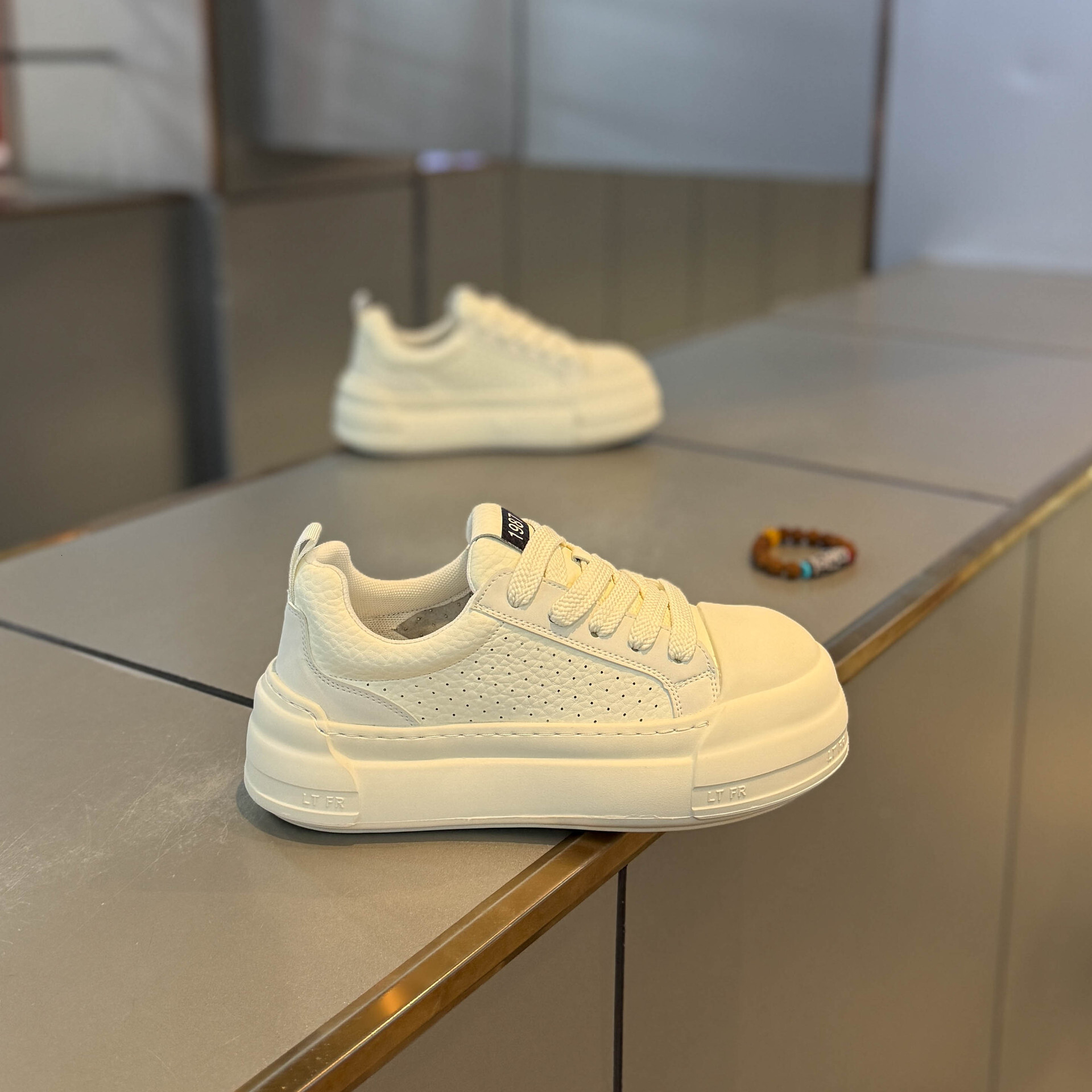 2026 Spring New Fashionable Casual Casual shoes Versatile Trendy Sneakers White Shoes Popular Men's Designer shoes Footwear