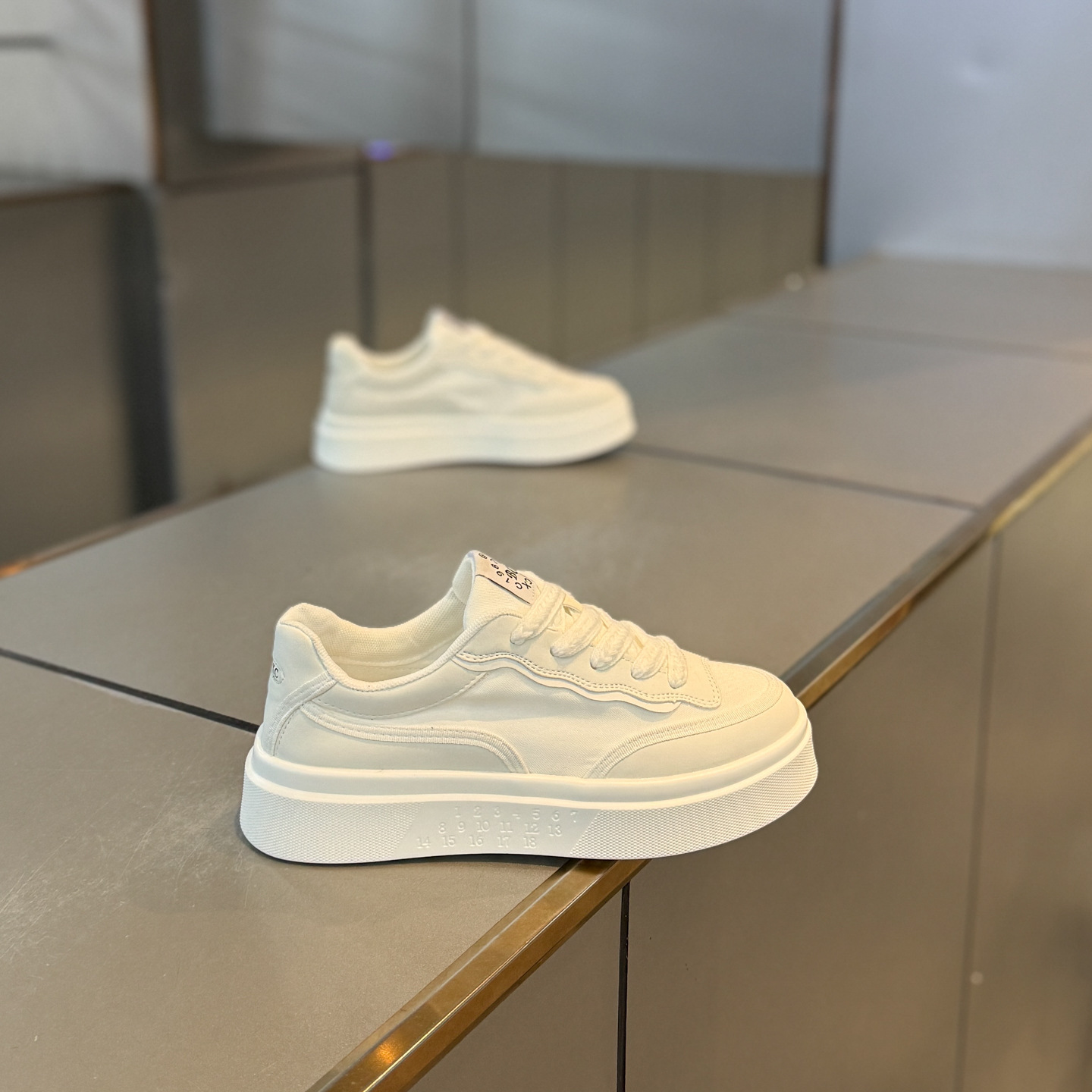 Simple white sneakers, fashionable, light luxury, casual trendy Casual shoes style, popular shoes, fabric upper, new spring-summer men's Design