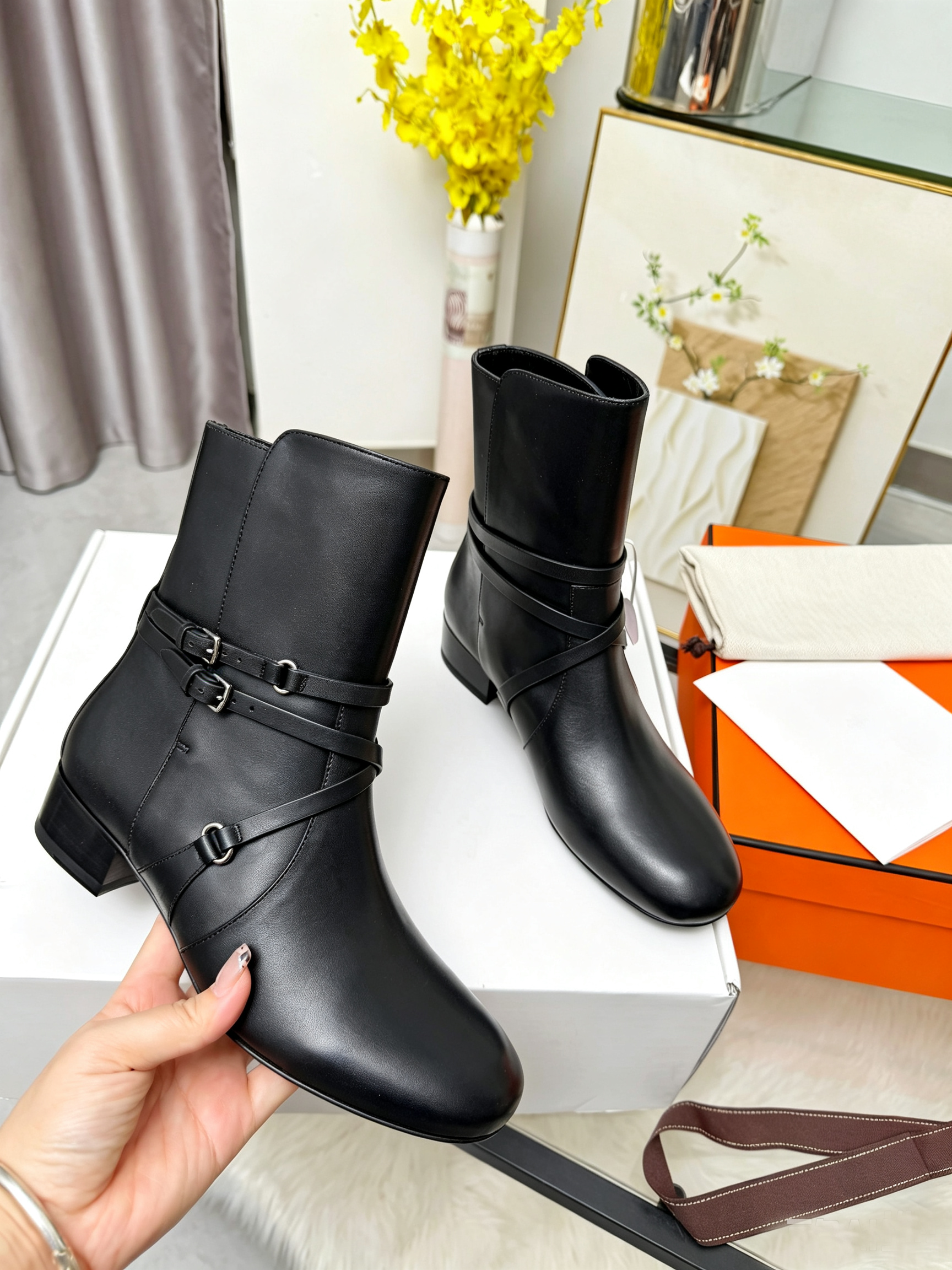 Designer Womens Round Toe Low Heel Ankle Boots Multi Strap Buckle Decor Leather Short Boots Fall Winter Fashion Boots Size 35-40