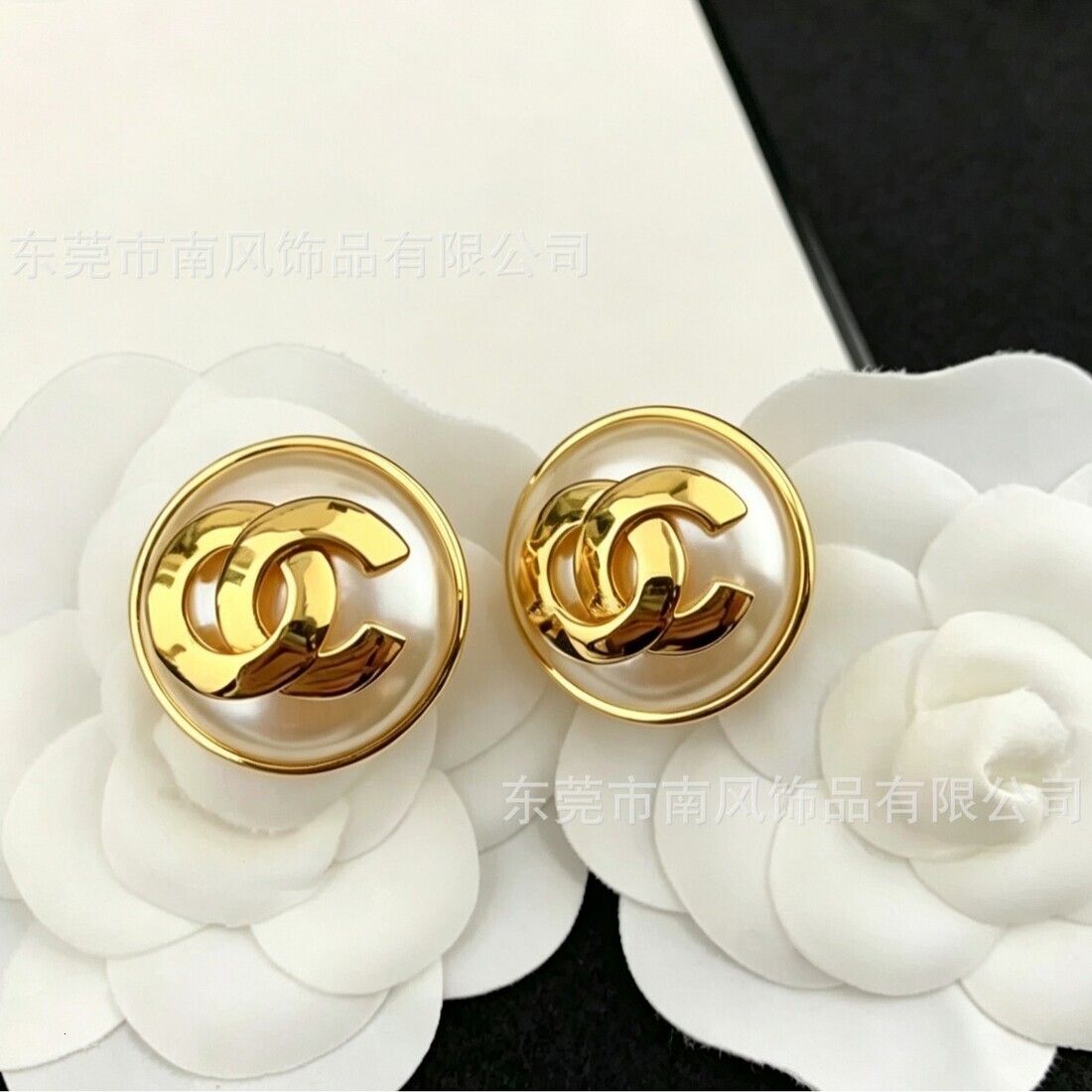 Designer cc earrings Large Round Shell-Shaped Pearl Lightweight Luxurious Available As Clip-On Or Pierced Earrings channel earrings