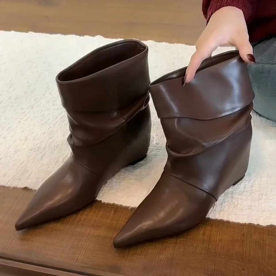 Botas de tobillo con cuña y punta estrecha para mujer Botines cortos de cuero arrugado marrón Otoño Invierno Tacones gruesos Zapatos para aumentar l