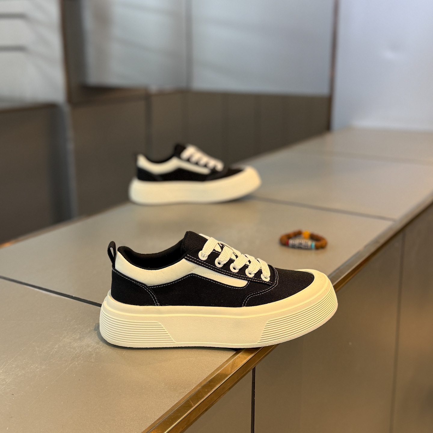 Lace-up low-top sneakers, new spring 2026 Designer shoes white shoes, simple and high-end style, Casual shoes popular trendy shoes