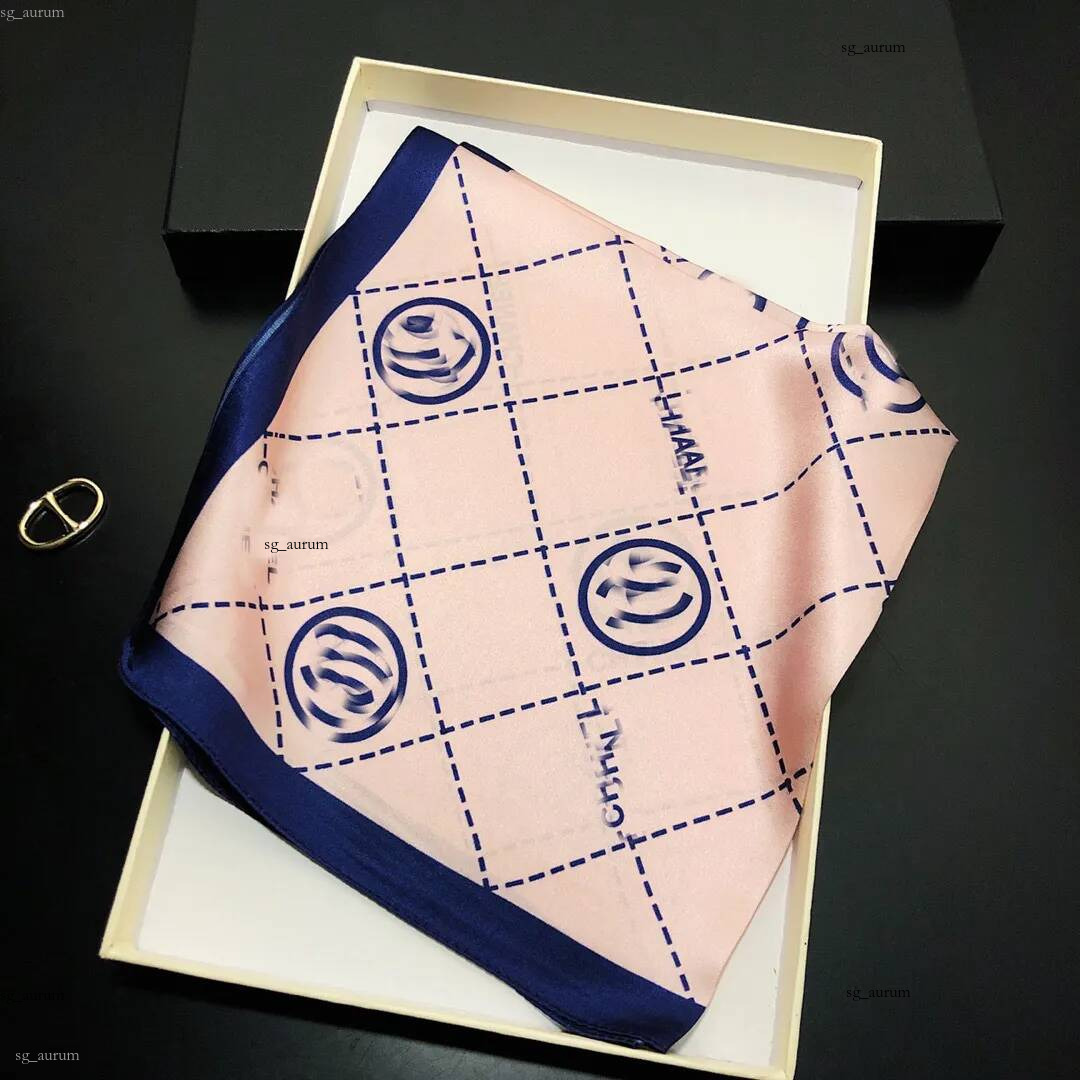 Foulards Design 100% Foulard en soie Taille 53 * 53cm avec des lettres de concepteur Lady Châle Wrap Femme Bandana Bandeau pour WomenWinter Summe