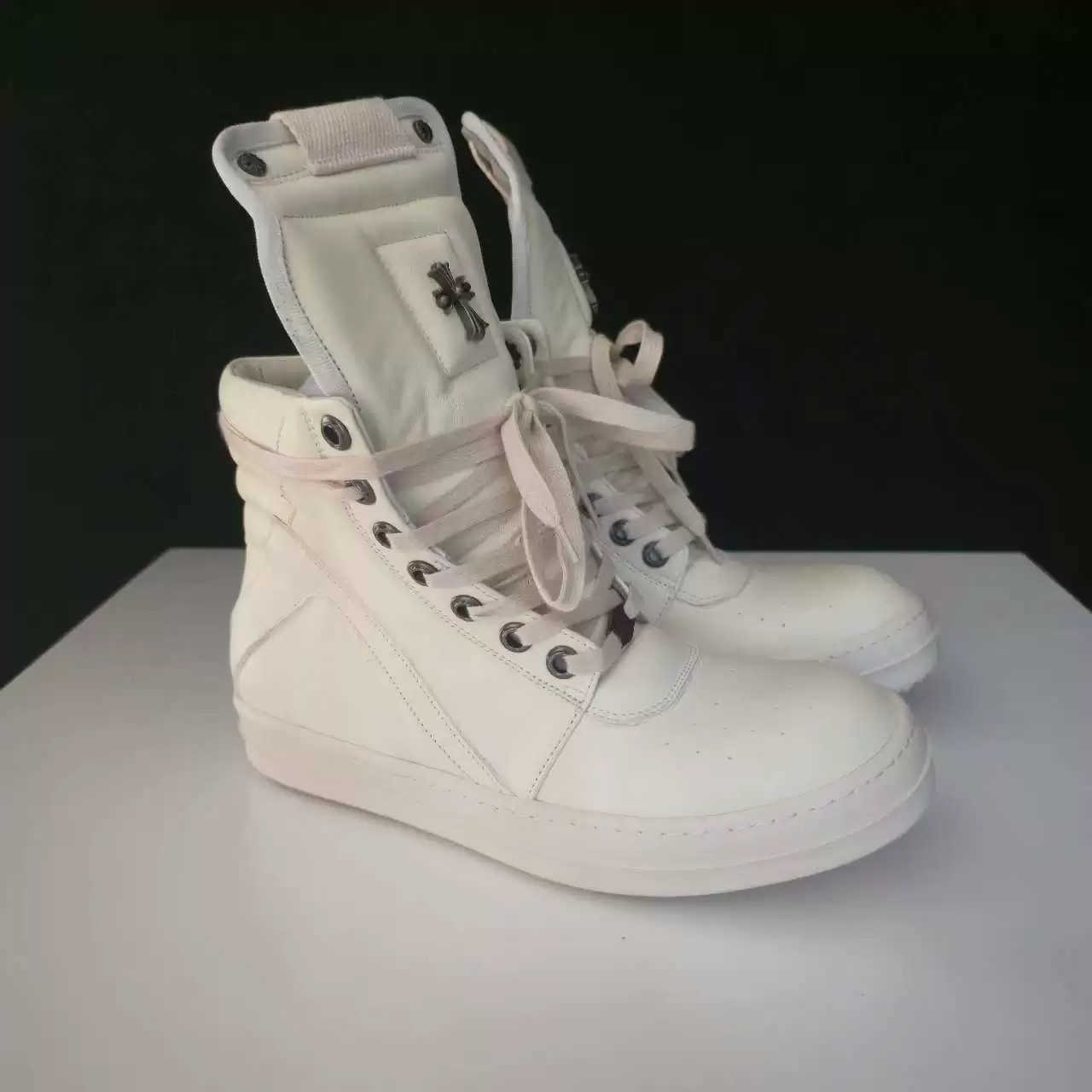 Triángulo Invertido Cuero Genuino Blanco y Negro Zapatillas Altas de Suela Gruesa de Gran Tamaño Botas Cortas de Pareja de Estilo Oscuro Estilo de P