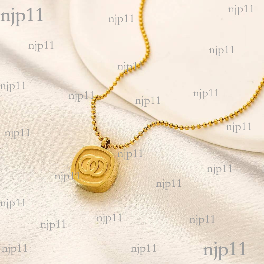 Designers Classic Square Pendant Luxurious 18k Gold Plated Stainless Steel Material Charming Elegant Womens Necklace With Box