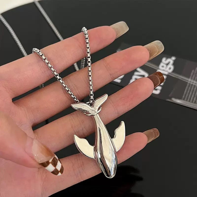 Fall Necklace for Women, Minimalist Style, Unique Whale Pendant, Trendy Men's High-end Sense, Niche Versatile Simple Neck Chain, Cool Style