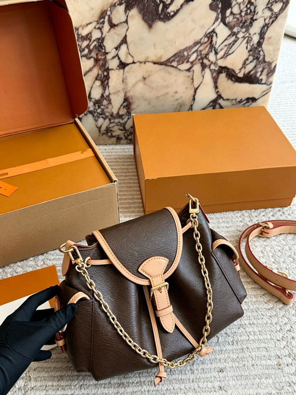 Mini zaino da donna in vera pelle marrone con tracolla a catena dorata, borsa con patta e coulisse, borsa a tracolla piccola stile vintage