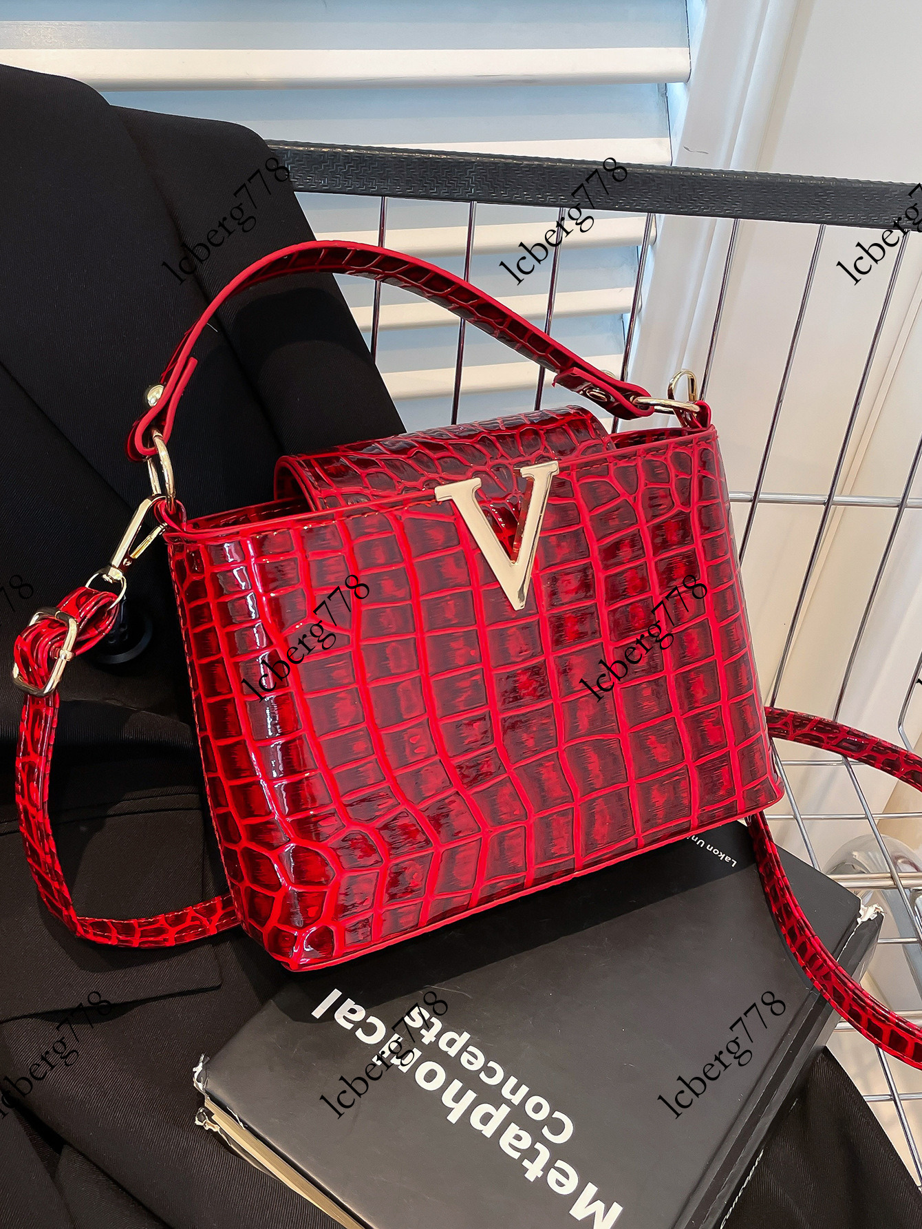 designer New Crocodile Pattern Fashion Women s Handbag Versatile Crossbody Small Square High end Single Shoulder Bucket Bag