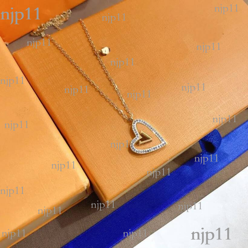 Women Exclusive Luxury Love Necklaces Selected Couple Pendant Necklace Designer Jewelry Accessories Gold Plated Hot Fashion Brand Long Chains AA