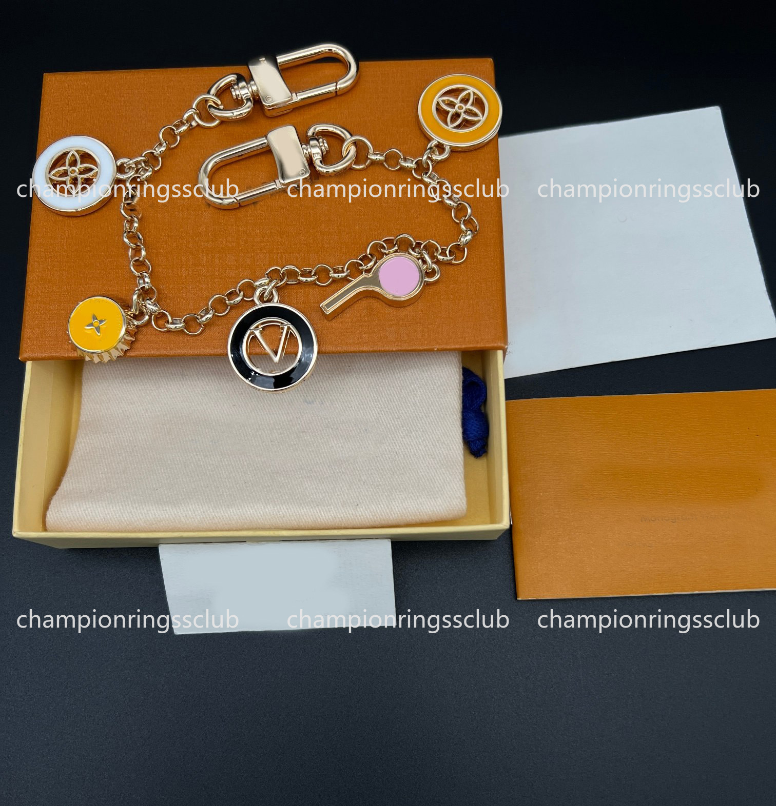 Luxury Designer Keychains Clover Bag Charm Whistle Pendant Lanyards Purse Car Keyring Keychain For Women Men Designer Jewelry Bag Accessory Couple L