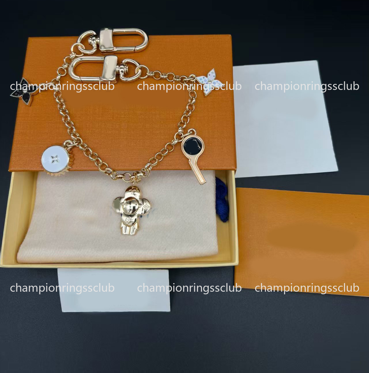 Designer Keychains Luxury Clover Bag Charm Whistle Pendant Lanyards Purse Car Keychain Keyring For Women Men Designer Jewelry Bag Accessory Couple L