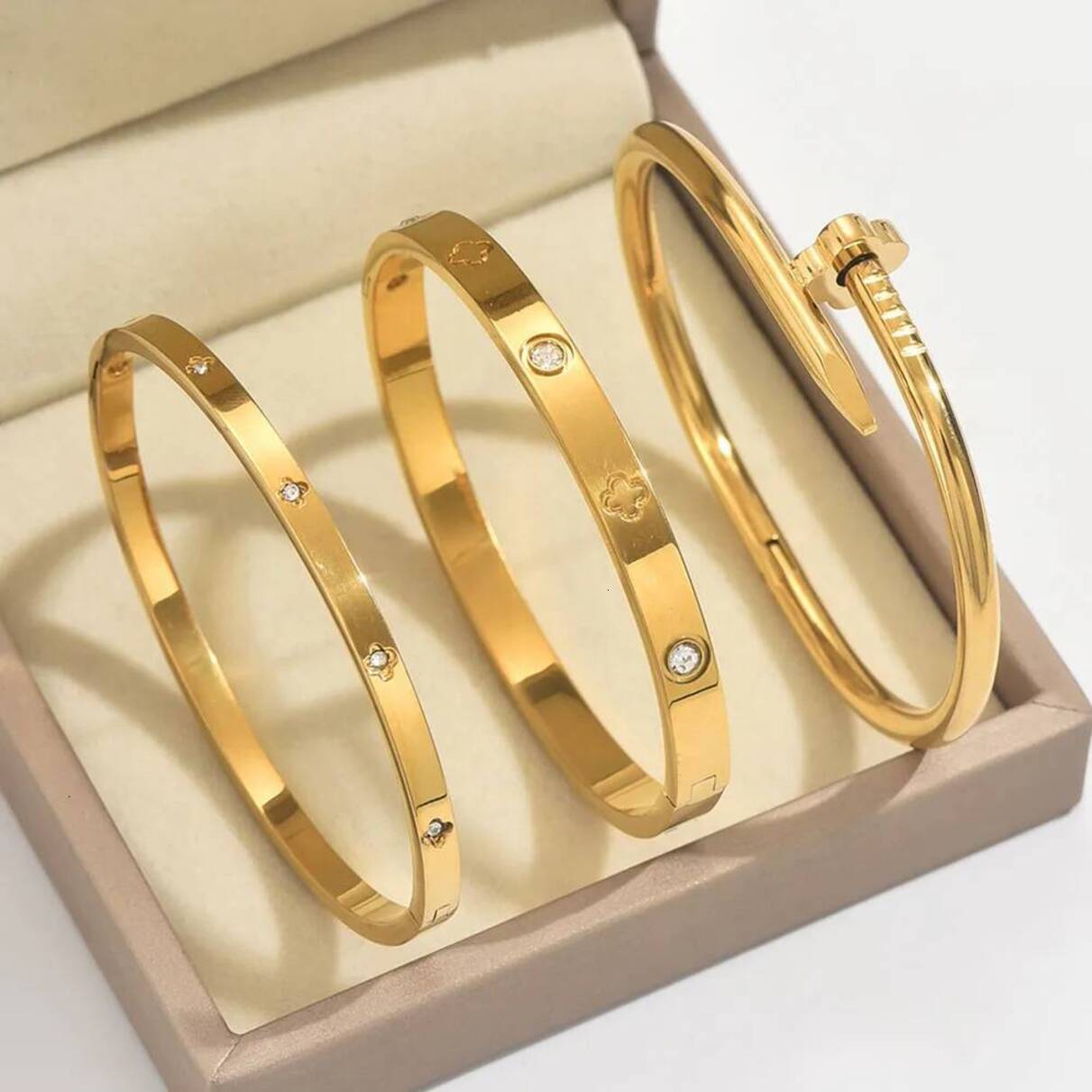 cologne G2 2026 New Luxury Brand Fashion Style Jewelry Stainless Steel Set perfume With Diamond Studded Studs Small Waist Four Leaf Clover Bracelet