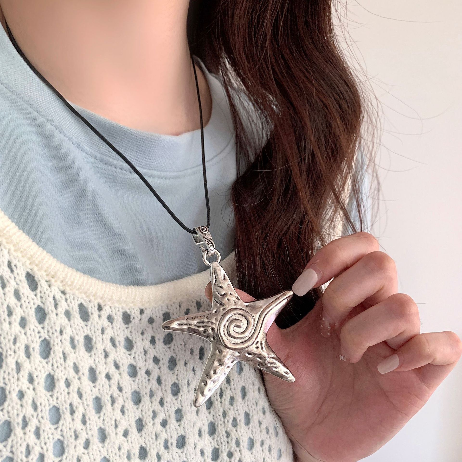 2k five-pointed star necklace, long black cord, 2025 new style, starfish design, autumn/winter sweater chain, high-end sweatshirt chain