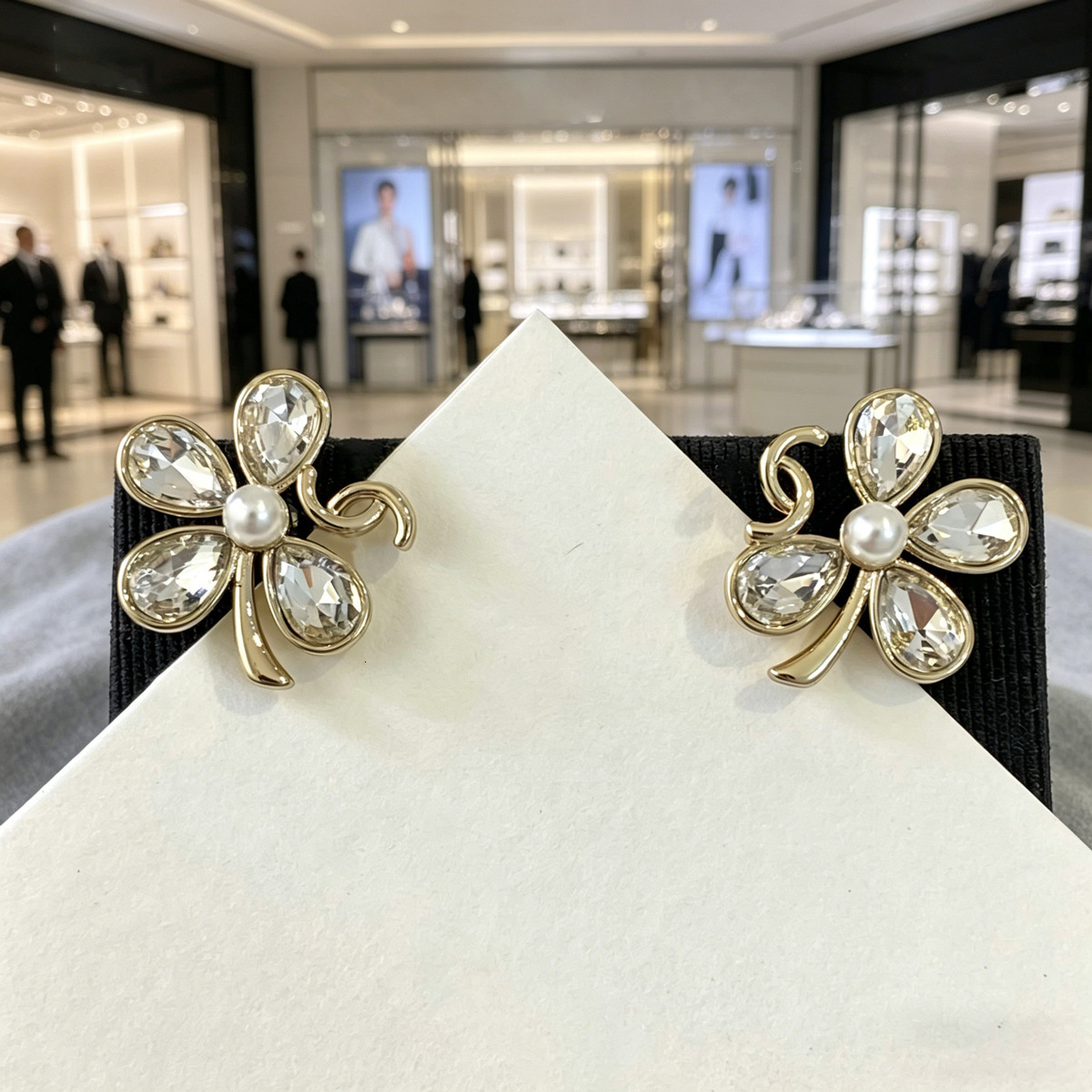 designer 26 New floral diamond stud earrings, luxurious fashionable design with a high-end feel, classic and versatile for everyday wear, women'