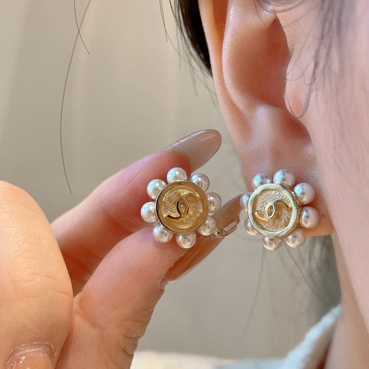 designer New spring summer pearl metal flower-shaped earrings, featuring a delicate and elegant retro style, perfect for women, with S925 silver pos