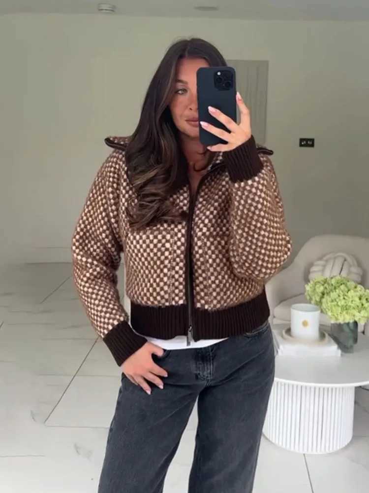 HH Women Fashion Lapel Long Slve Artificial Fur Effect Stitching Knitted Bomber Jacket Female Zipper Versatile Pocket Jacket T260829