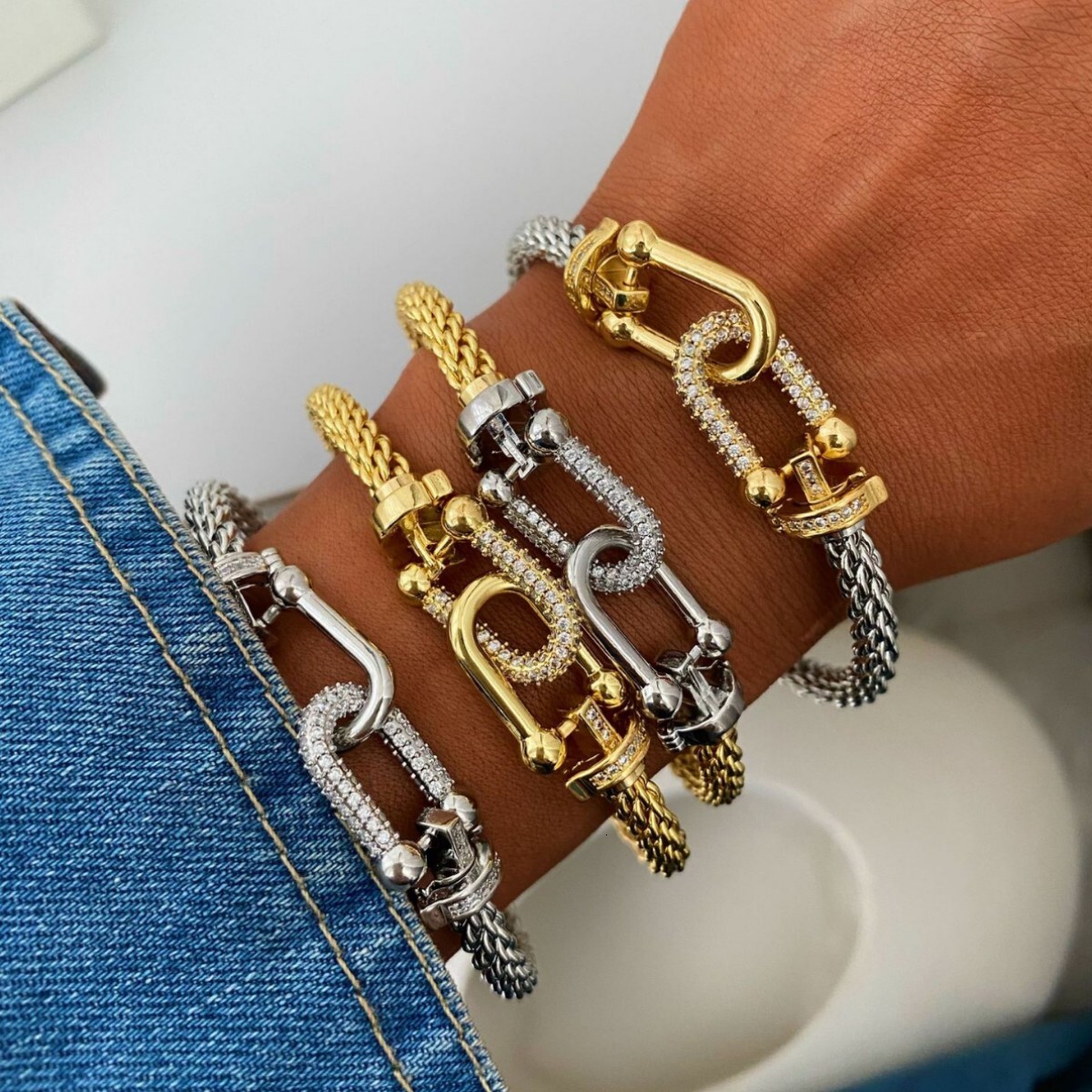 Luxurious Designer's New Trendy Twisted Bracelet. European-style Personalized U-shaped Interlocking Bracelet. Simple And Luxurious Hand Accesso