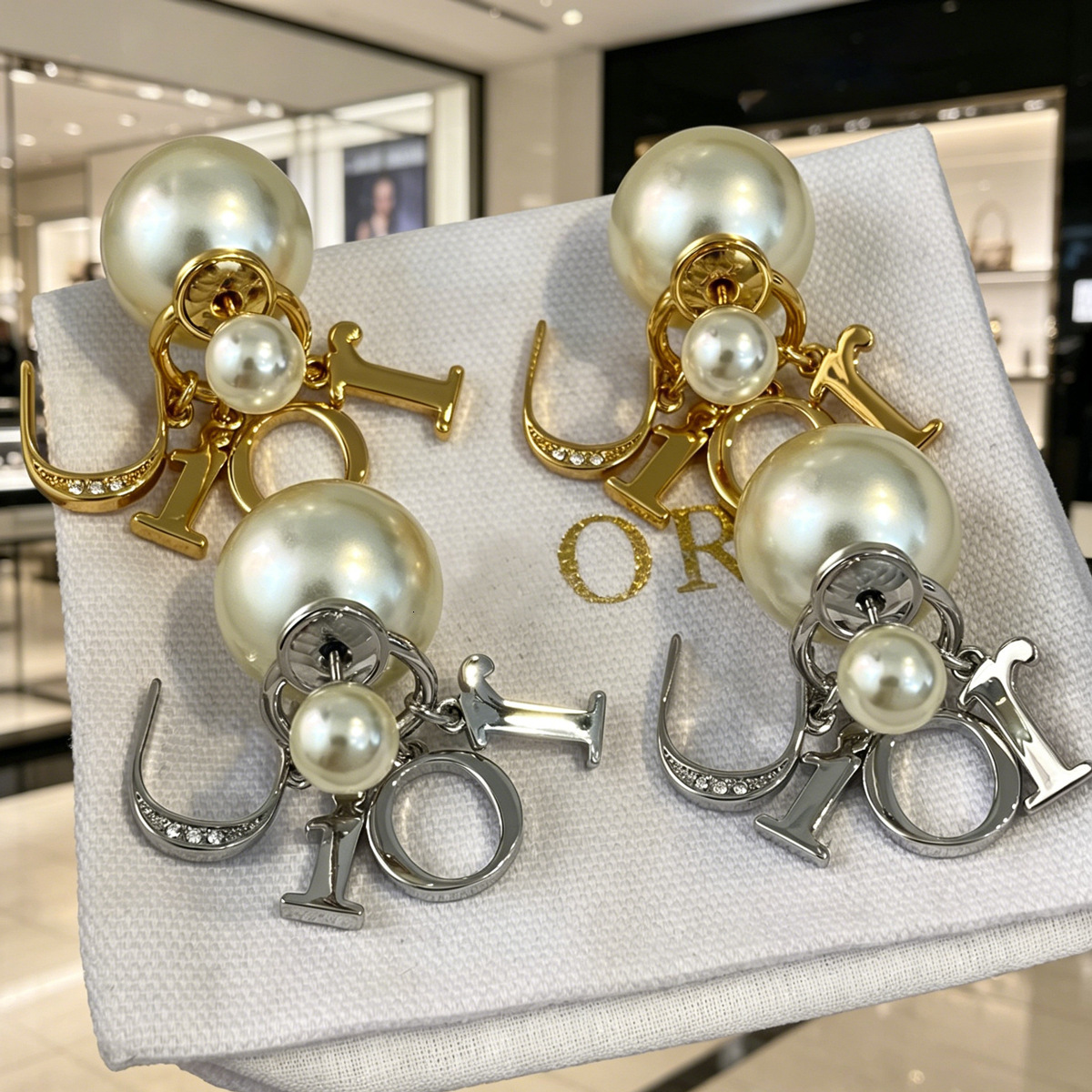designer Luxurious sophisticated gold silver letter pearl earrings, new trendy design for fashionable women, versatile and stylish earrings