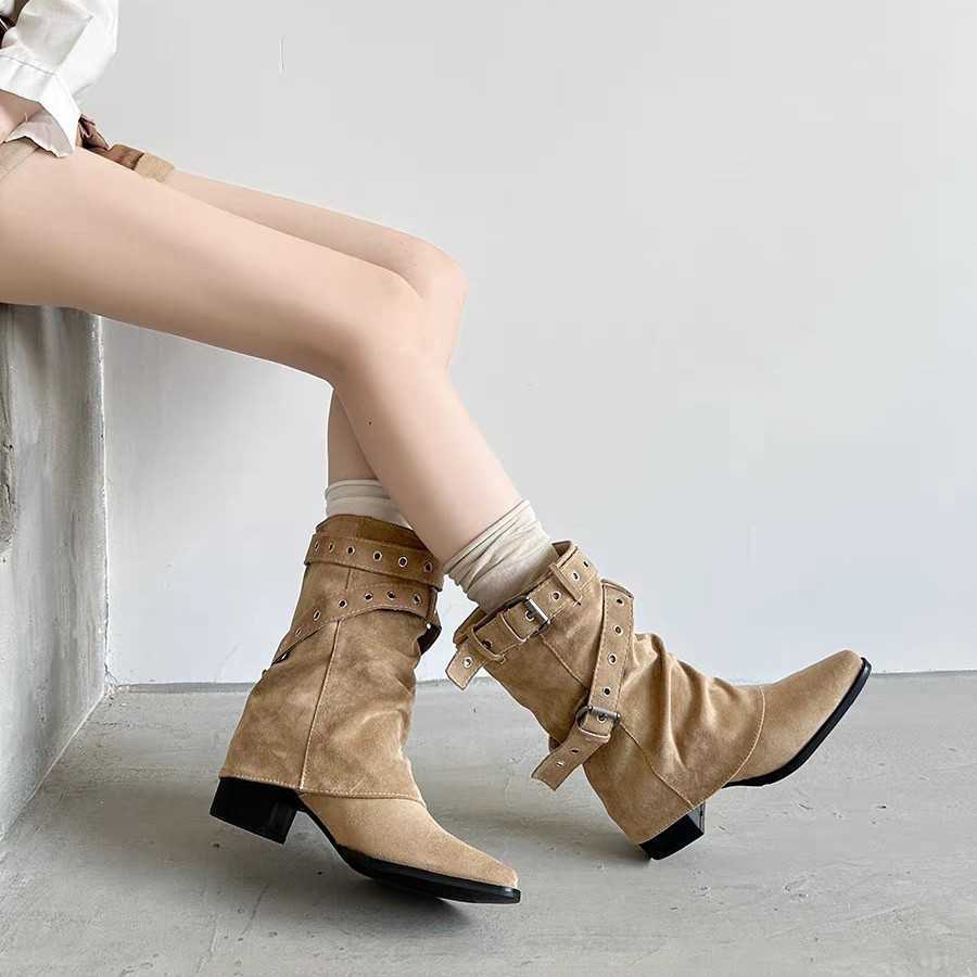 Botines de gamuza con tacón grueso y punta estrecha para mujer, colección Otoño/Invierno 2026, combinados con botas Martin L26921