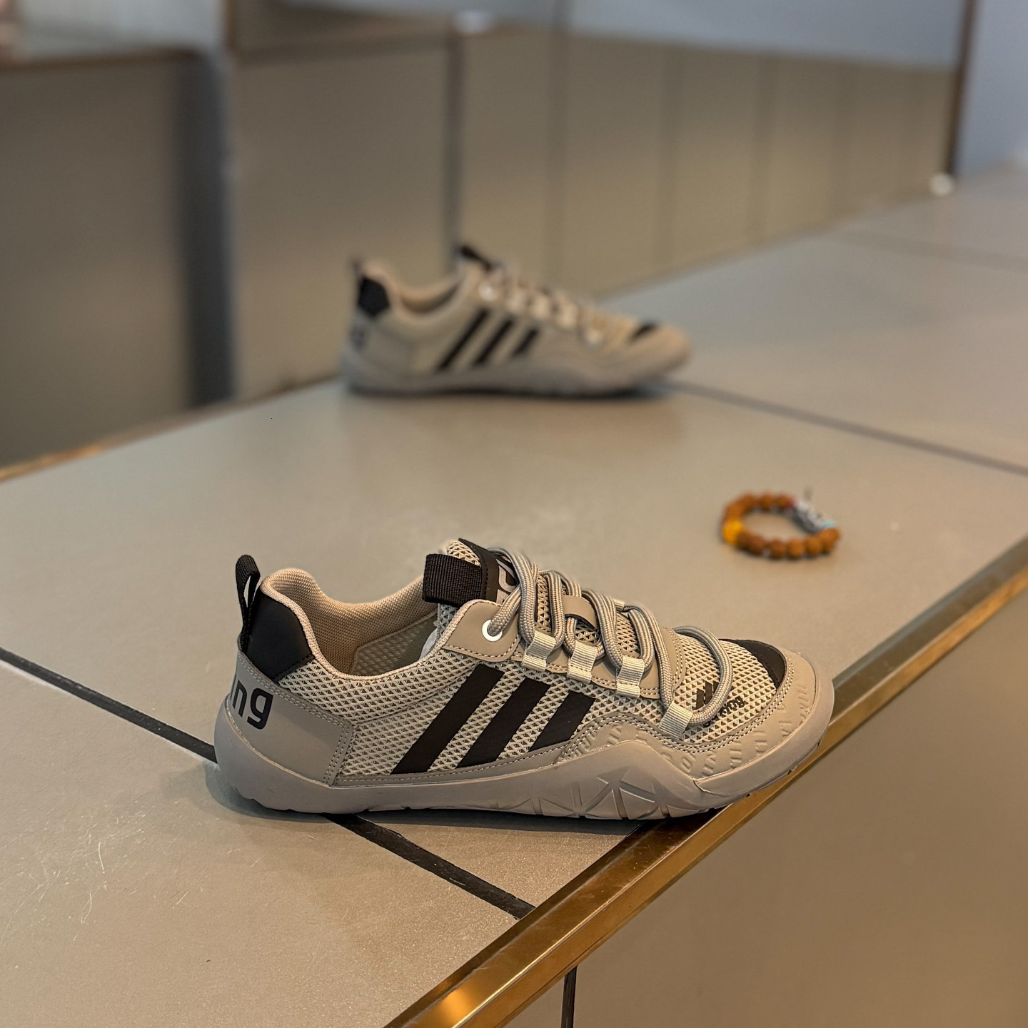 Men's shoes are lightweight, Casual shoes stylish, casual, versatile, trendy, color-blocked, Designer shoes retro, unique, fashionable, and pop