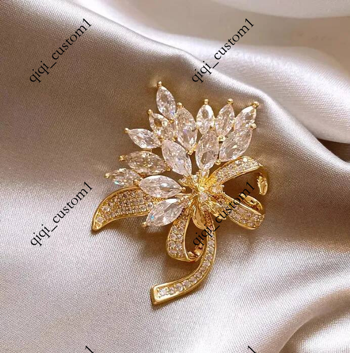 Full of sparkling rhinestones maple leaf sweater pin exquisite niche accessory elegant and luxurious light luxury brooch for women