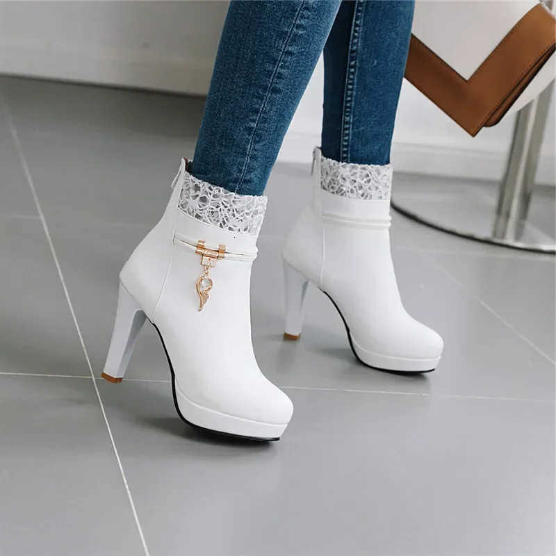 2023 Moda Tacones altos Botas Mujer Botines Diseño de encaje Princesa Plataforma Fiesta Boda Zapatos para mujer Blanco Negro Tobillo Botas Invierno