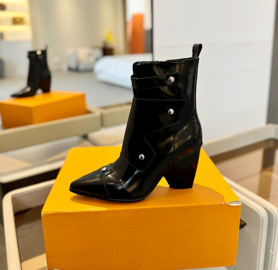 Zapatos de vestir de diseñador para mujer, botas Chelsea de lujo para mujer, botines con correa decorativa, punta redonda, tacón alto, botas cortas