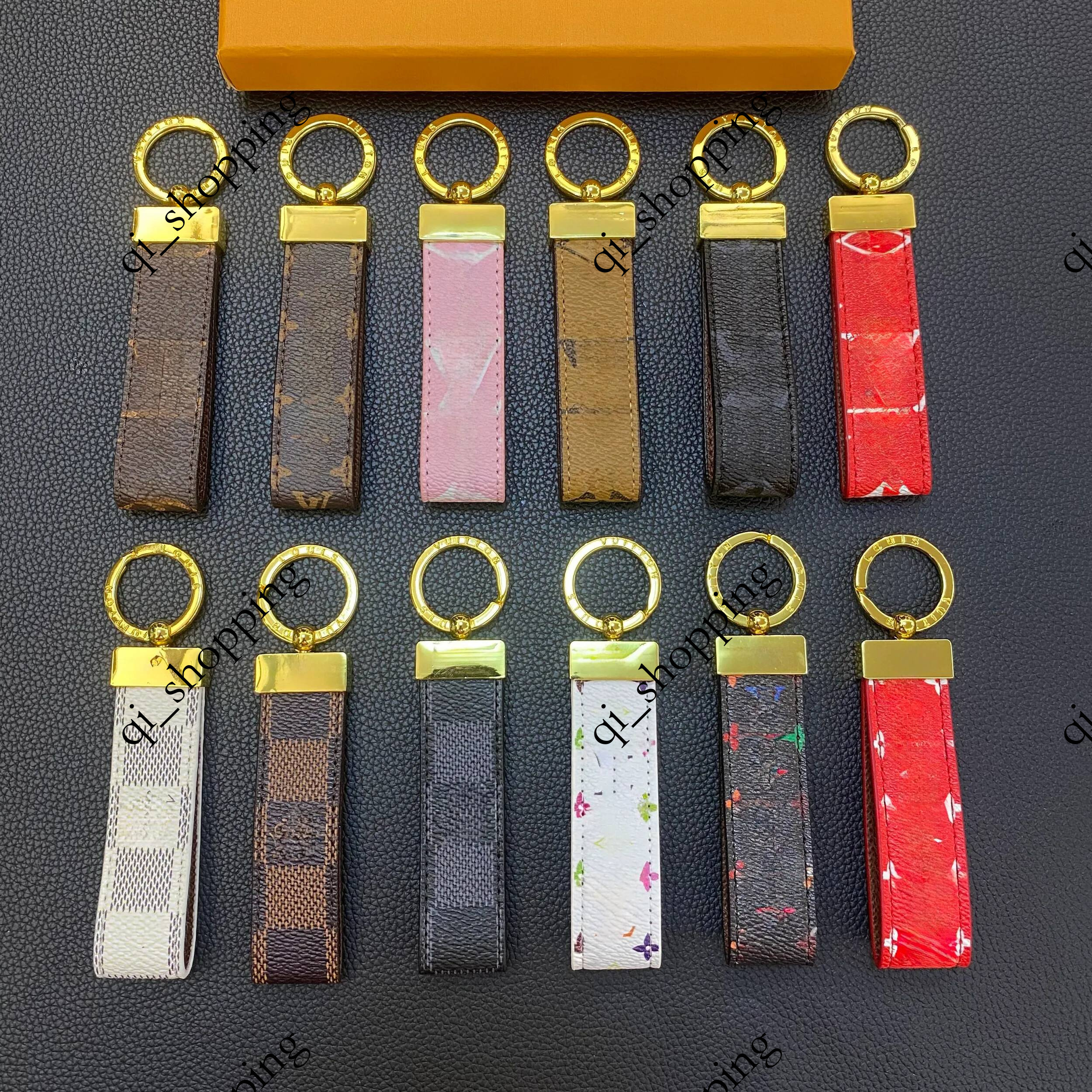 2026 High Quality Keychain Classic Exquisite Luxury Designer Car Keyring Zinc Alloy Letter Unisex Lanyard Gold Black Metal Small Jewelry L001-1